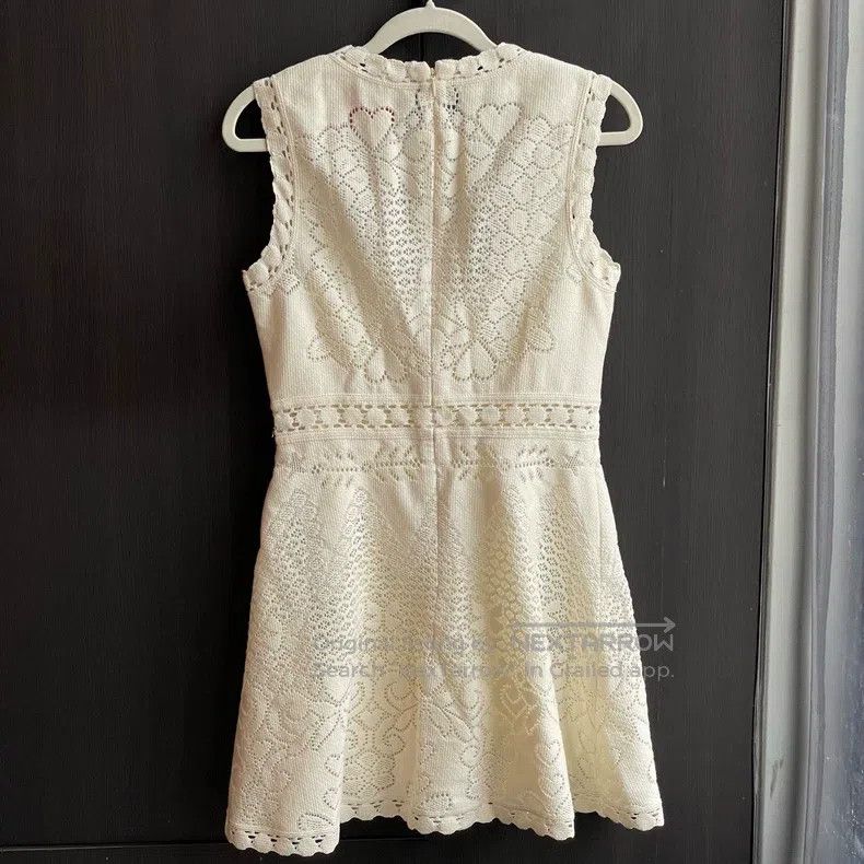 Valentino Valentino Solid lace sleeveless dress Size M / US 6-8 / IT 42-44 - 2 Thumbnail