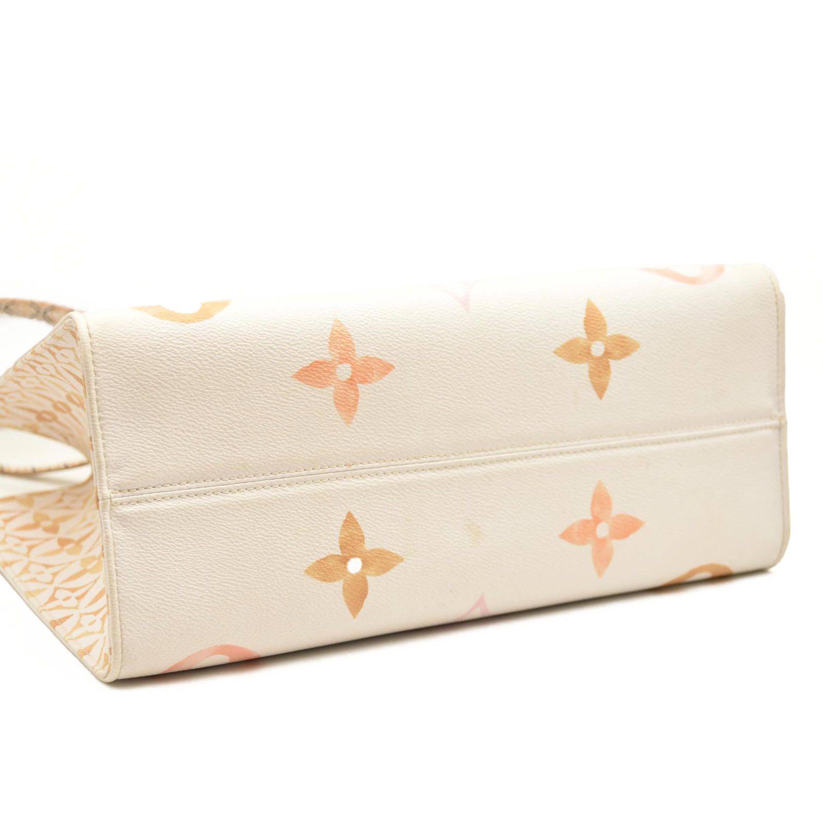 Louis Vuitton Louis Vuitton Monogram Giant By The Pool 2.0 Onthego MM Size ONE SIZE - 8 Thumbnail