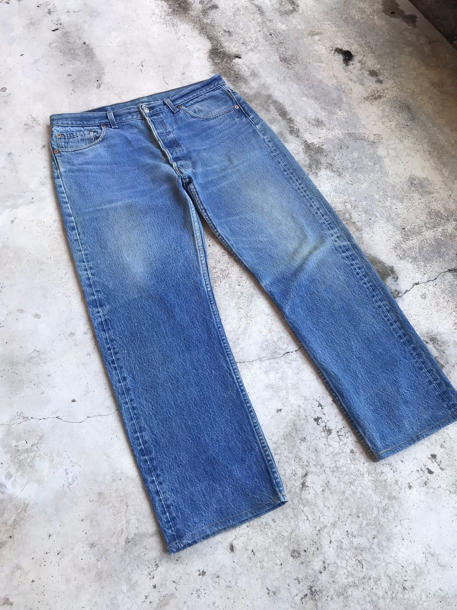 Levi's × Vintage Vintage 1992 Levis 501xx lightwash dirty jean W34x27 USA Size US 34 / EU 50 - 3 Thumbnail