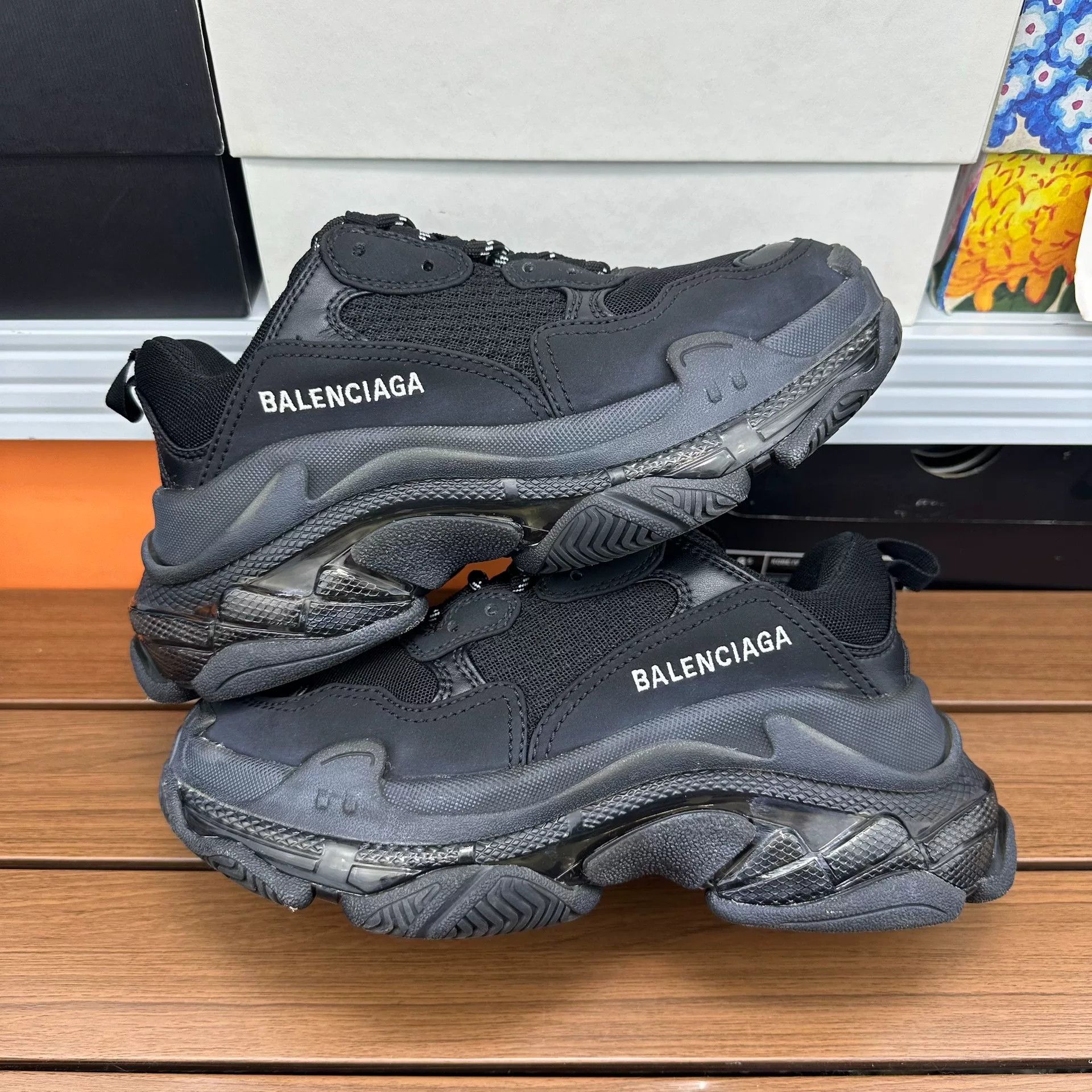 Balenciaga Balenciaga Distressed Lowtop Sneakers it_35 Women Size US 5 / IT 35 - 1 Thumbnail