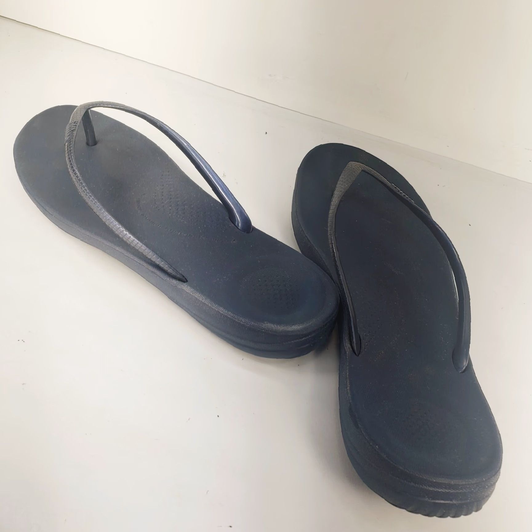 Vintage FitFlop iQushion Blue Gloss Comfort Flip Flop Womens Size 10 Sandal Cushioned Arch Support Lightweight Rubber Upper Size US 8 / IT 38 - 6 Thumbnail