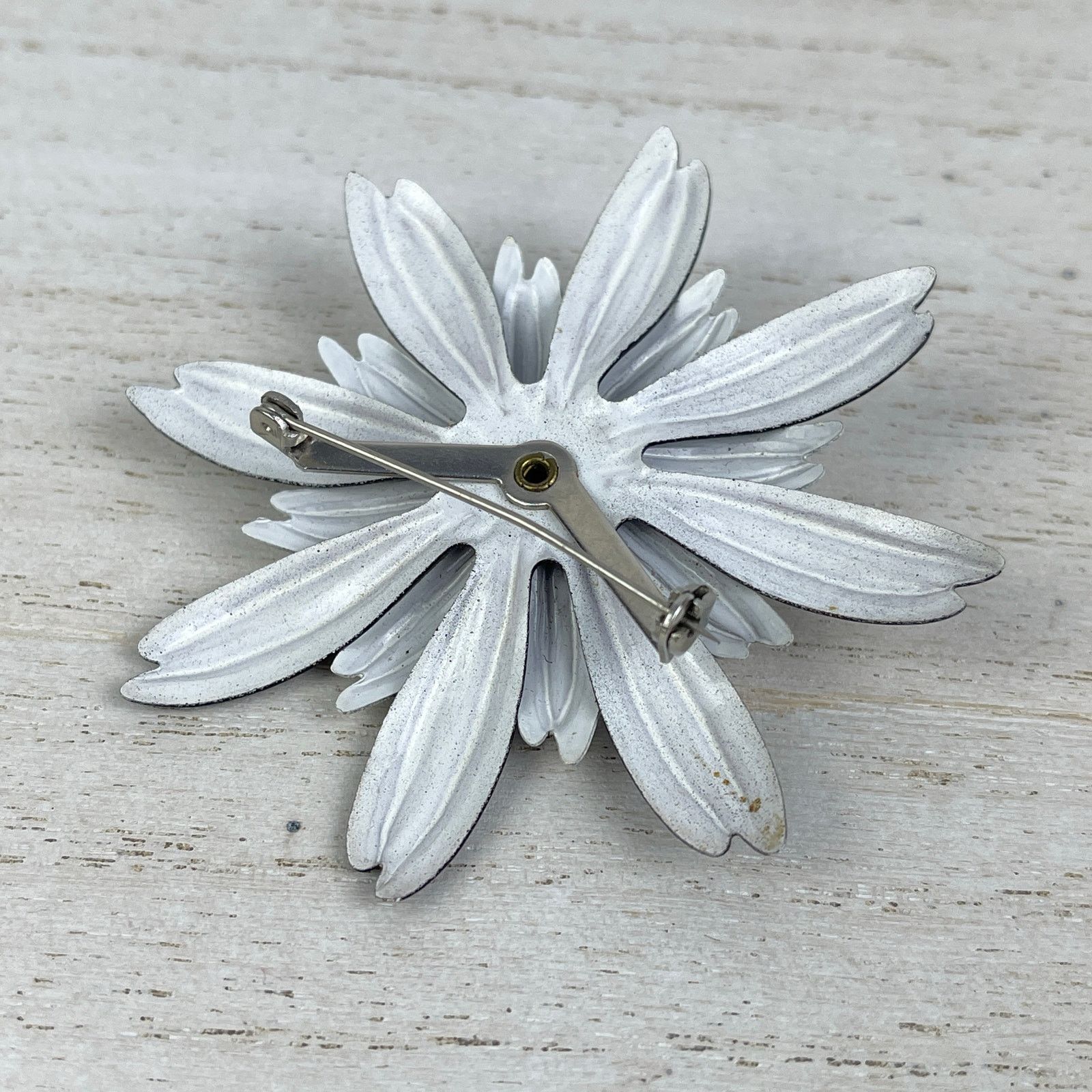 Vintage VTG 1960’s Black White Daisy Flower Brooch Pin Metal Enamel Size ONE SIZE - 14 Thumbnail