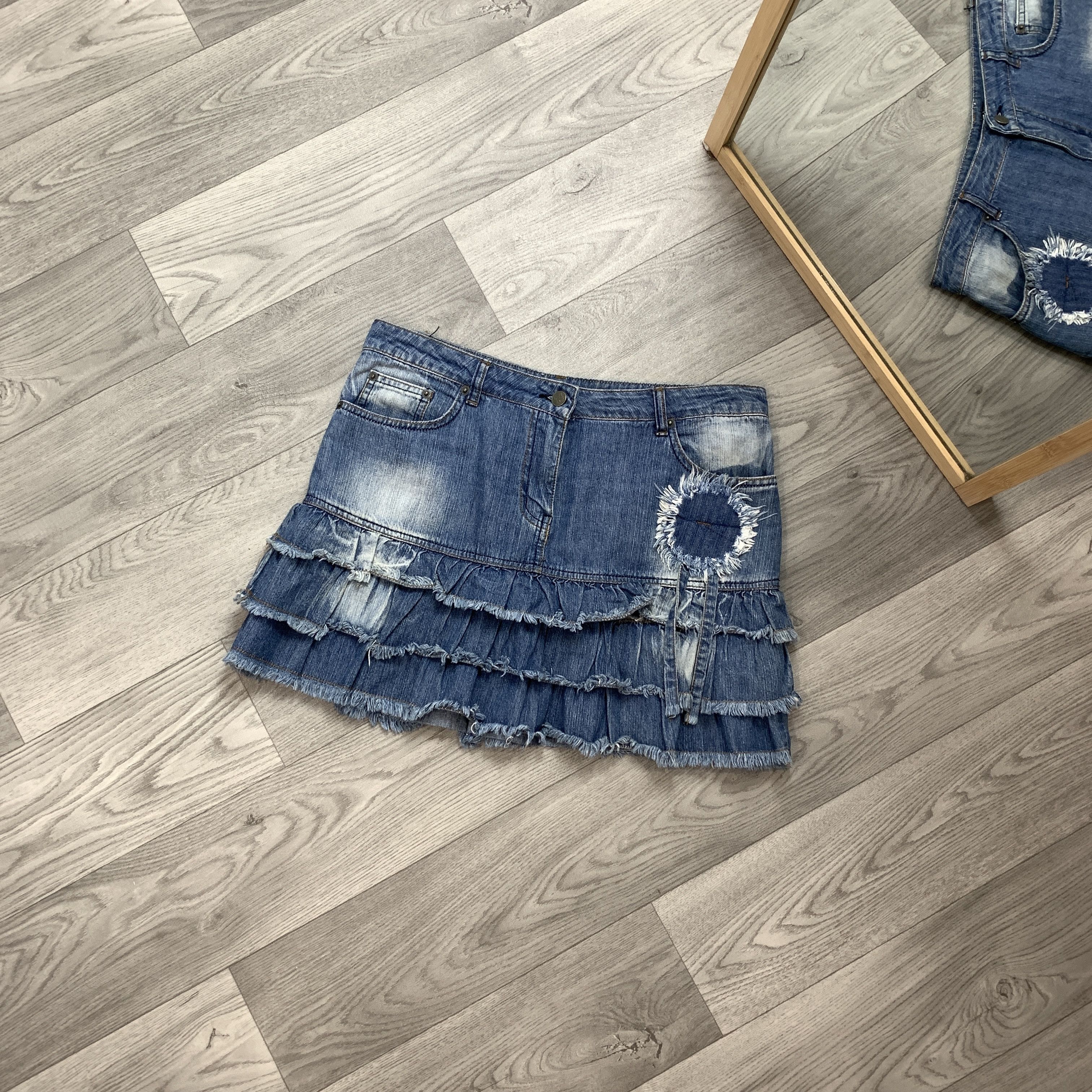 Japanese Brand Vintage Y2K Faded Low Rise Denim Blue Mini Skirt L Size 30" / US 8 / IT 44 - 1 Thumbnail