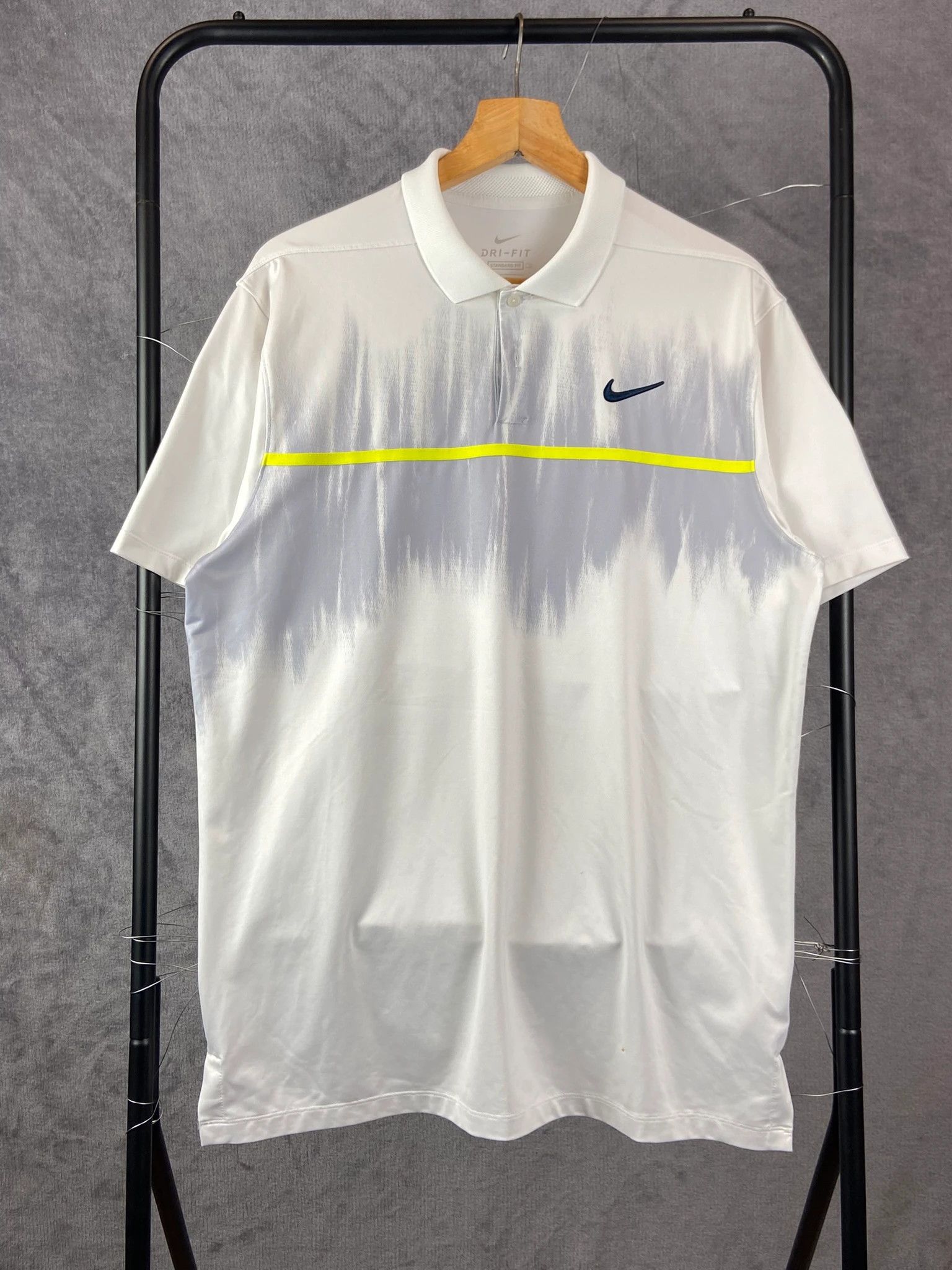 Nike Nike White Sport Polo / Clean Athletic Minimal (M) Size US M / EU 48-50 / 2 - 1 Thumbnail