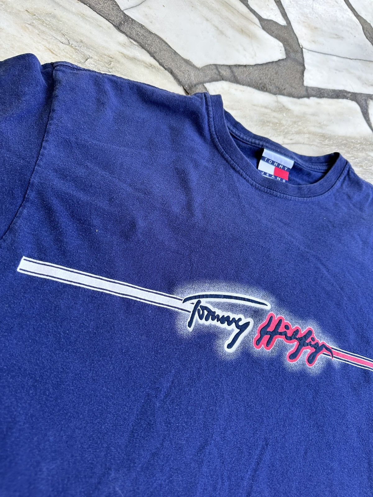 Vintage CRAZY Vintage Tommy Hilfiger Jeans Essential Logo Tee Size US M / EU 48-50 / 2 - 3 Thumbnail