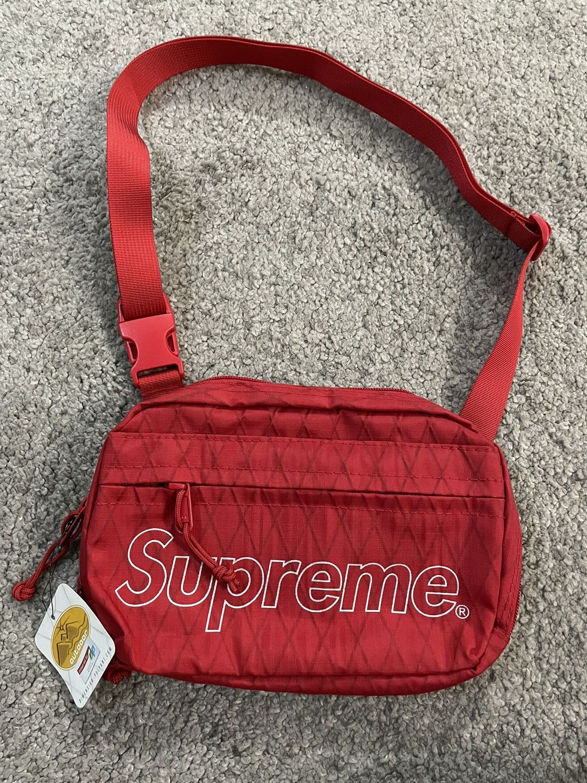 Supreme shoulder bag fw18 hotsell on body