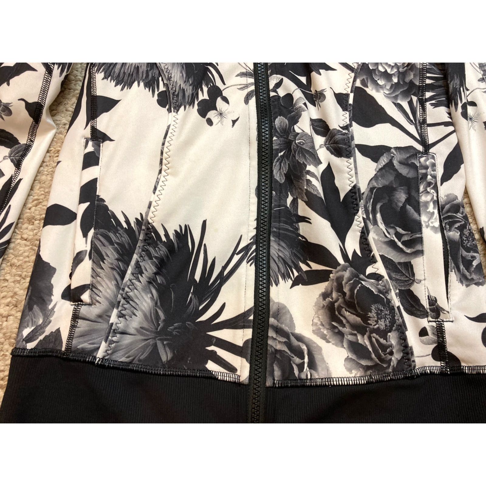 Lululemon Lululemon Nice Asana Jacket Women Sz 4 Brisk Bloom Floral Full Zip Black White Size S / US 4 / IT 40 - 4 Thumbnail