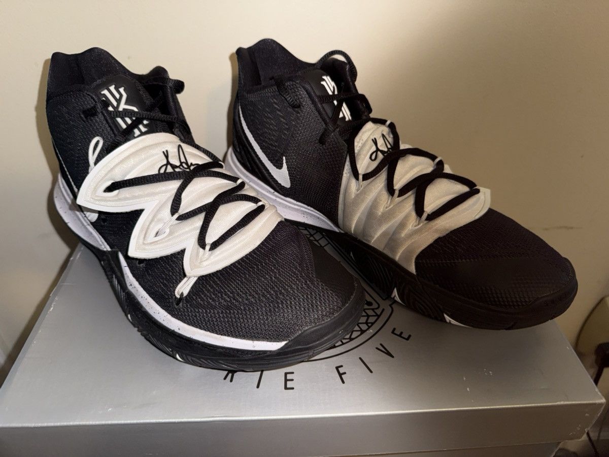 Nike Kyrie V Team Black Magic mid, OG Box, EXC! Minimal Use!