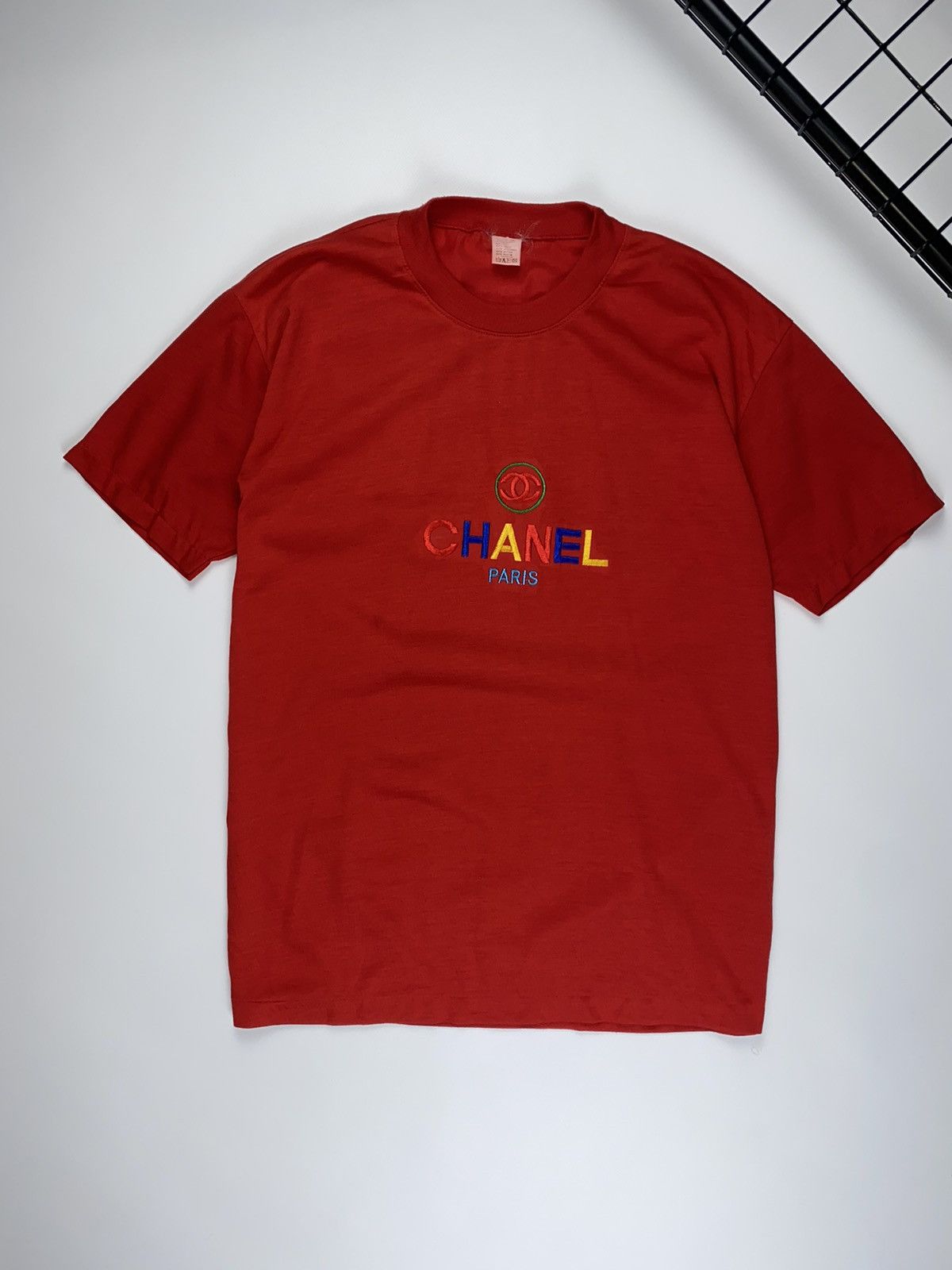 Art × Vintage ? Chanel boutique vintage t shirt red man S | Grailed