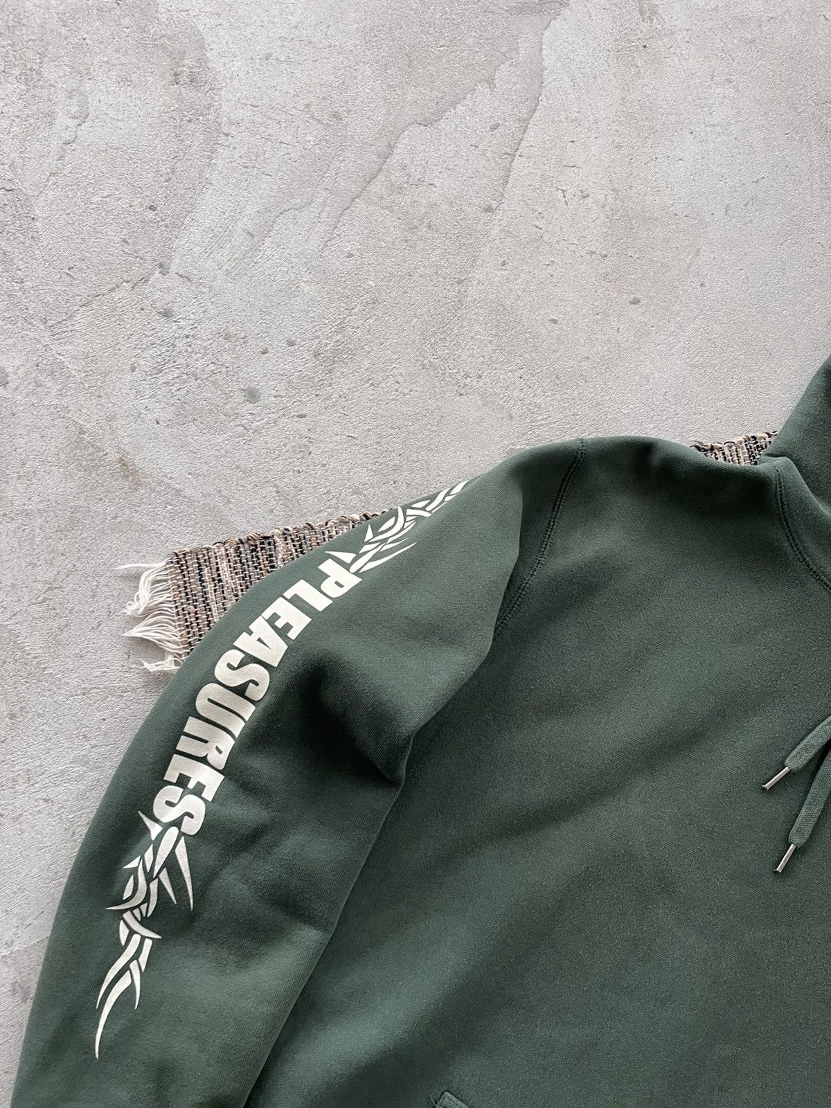 Pleasures Vintage Rare Pleasures Green Hoodie Sleeve Logo Y2K sk8 Size US L / EU 52-54 / 3 - 3 Thumbnail