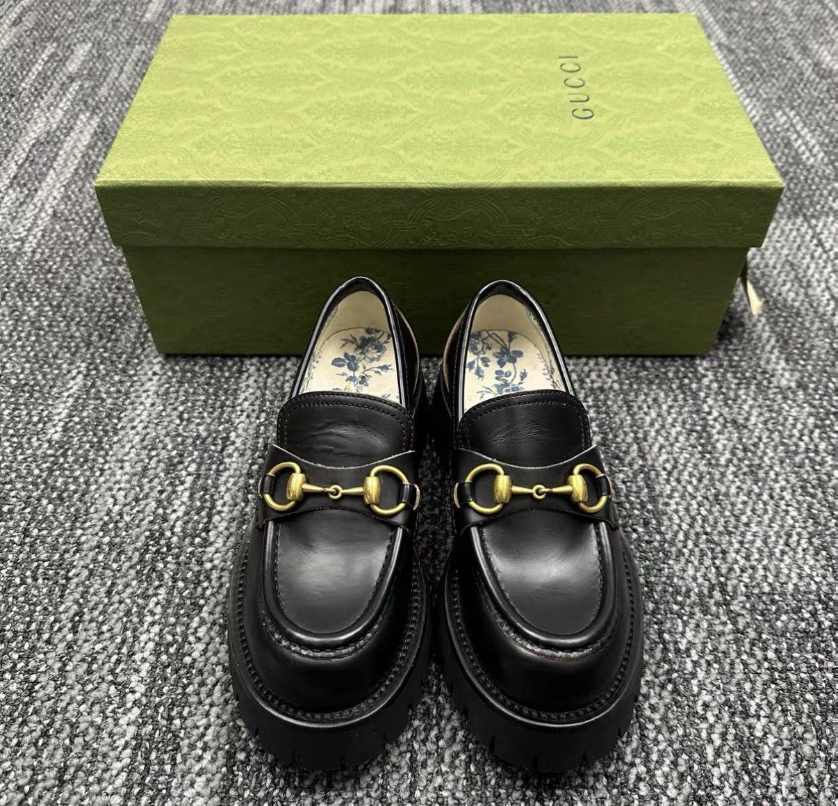Gucci Gucci Classic Bee Loafers J42 Size US 4 / IT 34 - 2 Thumbnail