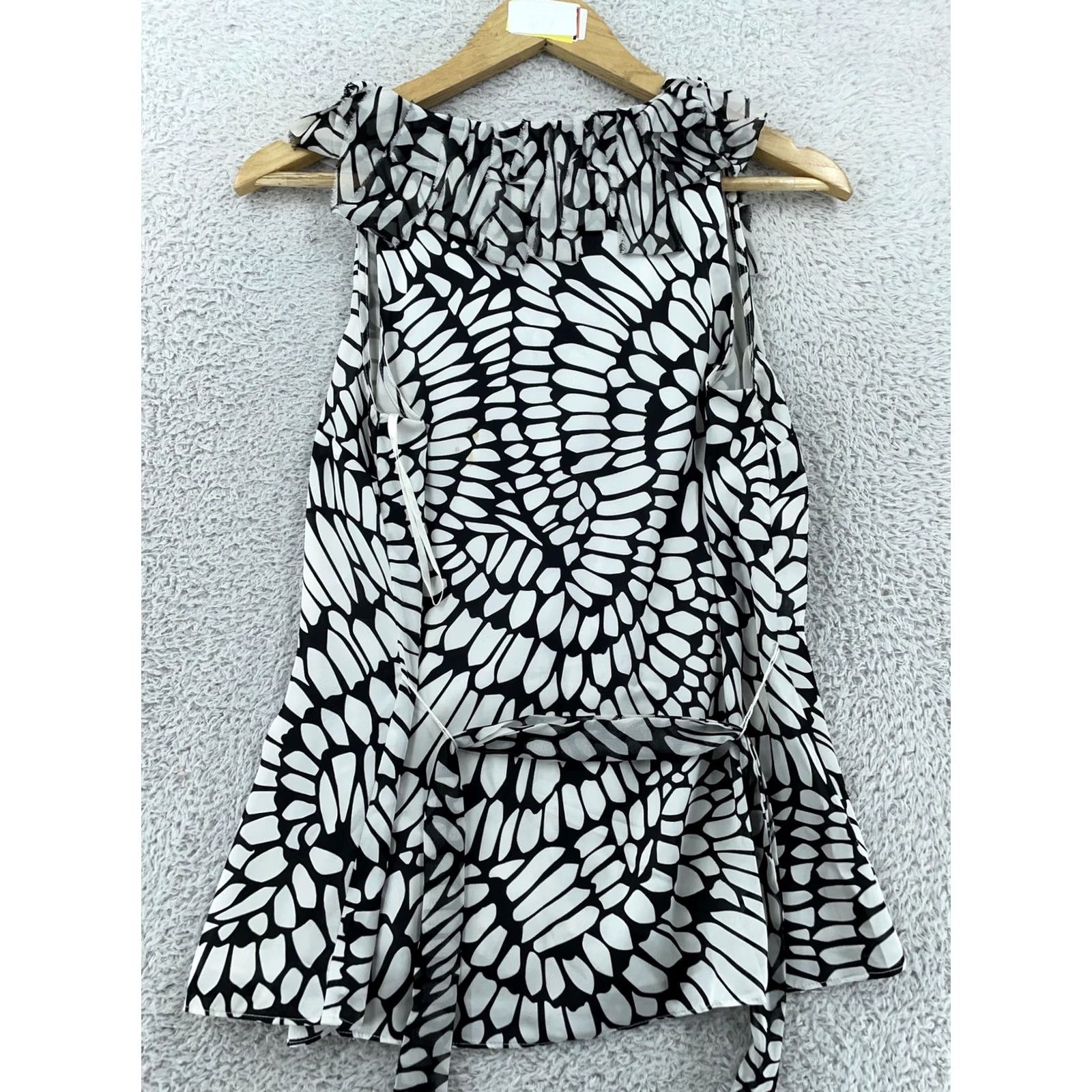 White House Black Market White House Black Market Blouse Womens Small Black White Ruffle Tie Waist Sleeveless Geometric Pattern Casual Spring Summer Size S / US 4 / IT 40 - 3 Thumbnail