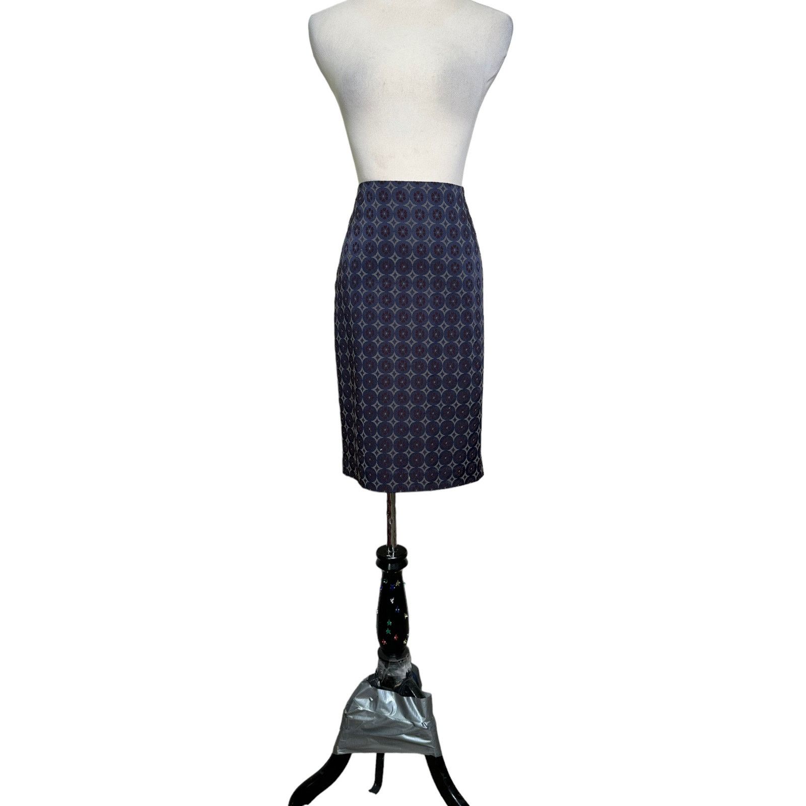 Ann Taylor ANN TAYLOR Navy Blue Red Floral Geo Circle Pencil Skirt SZ 4 Size 30" / US 8 / IT 44 - 13 Thumbnail