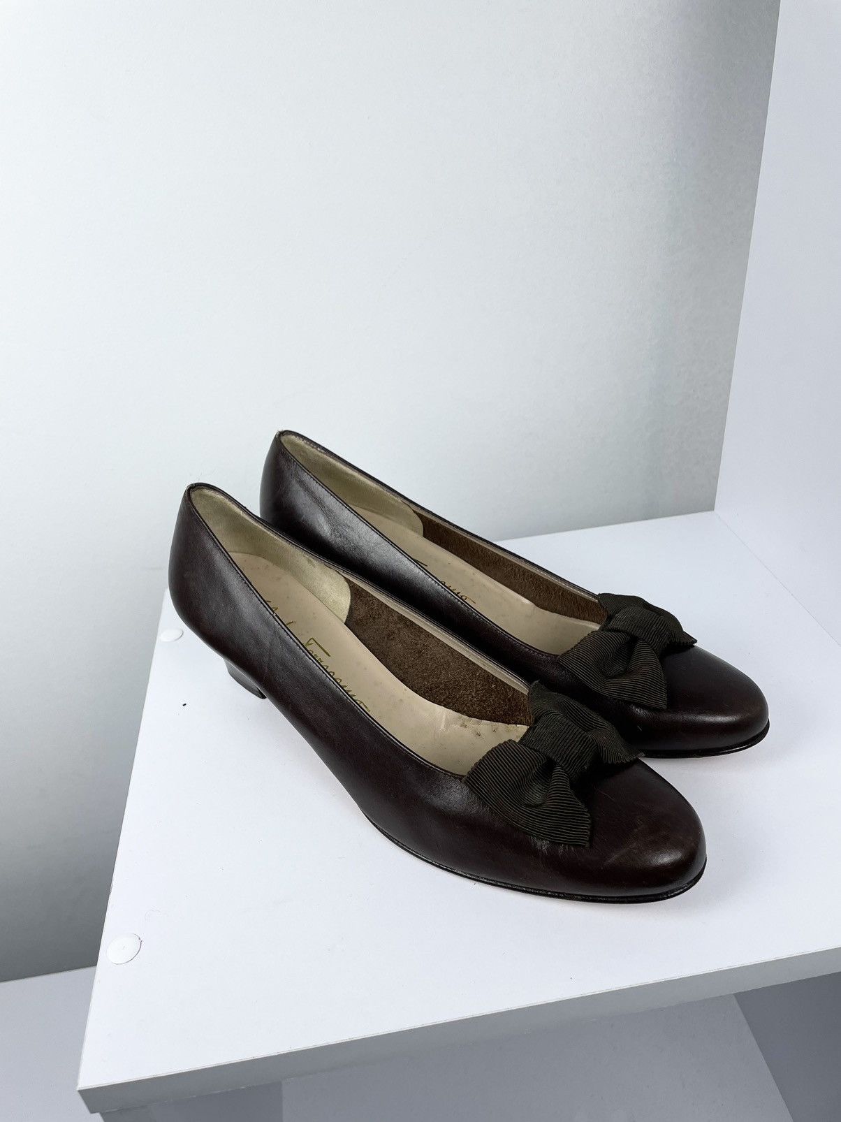 Salvatore Ferragamo Salvatore Ferragamo Brown Leather Vara Bow Block Heel Pumps Size US 9.5 / IT 39.5 - 2 Thumbnail
