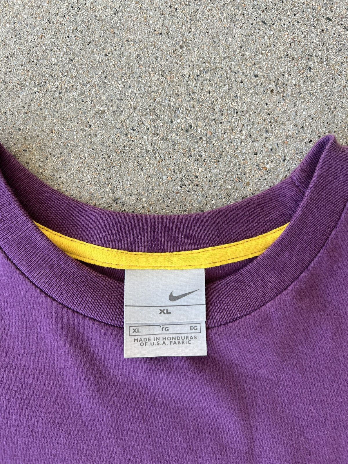 Nike Vintage 2000s Nike Purple/Gold “NIKE” Logo Check Tee Size XL Size US L / EU 52-54 / 3 - 3 Thumbnail