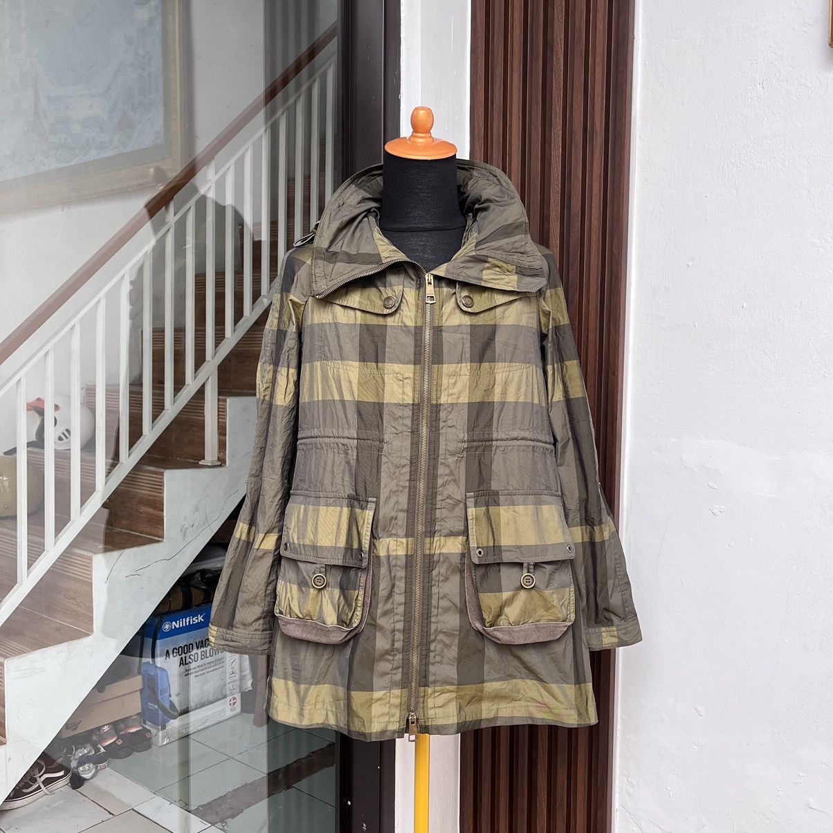 Burberry Authentics Burberry Britt Coat Jacket Tartan Patern Size M / US 6-8 / IT 42-44 - 1 Thumbnail