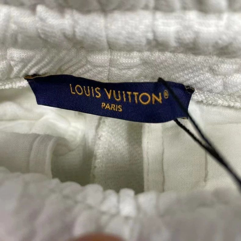 Louis Vuitton Louis Vuitton size s White embossed full-printed logo stra Size US 28 / EU 44 - 2 Thumbnail