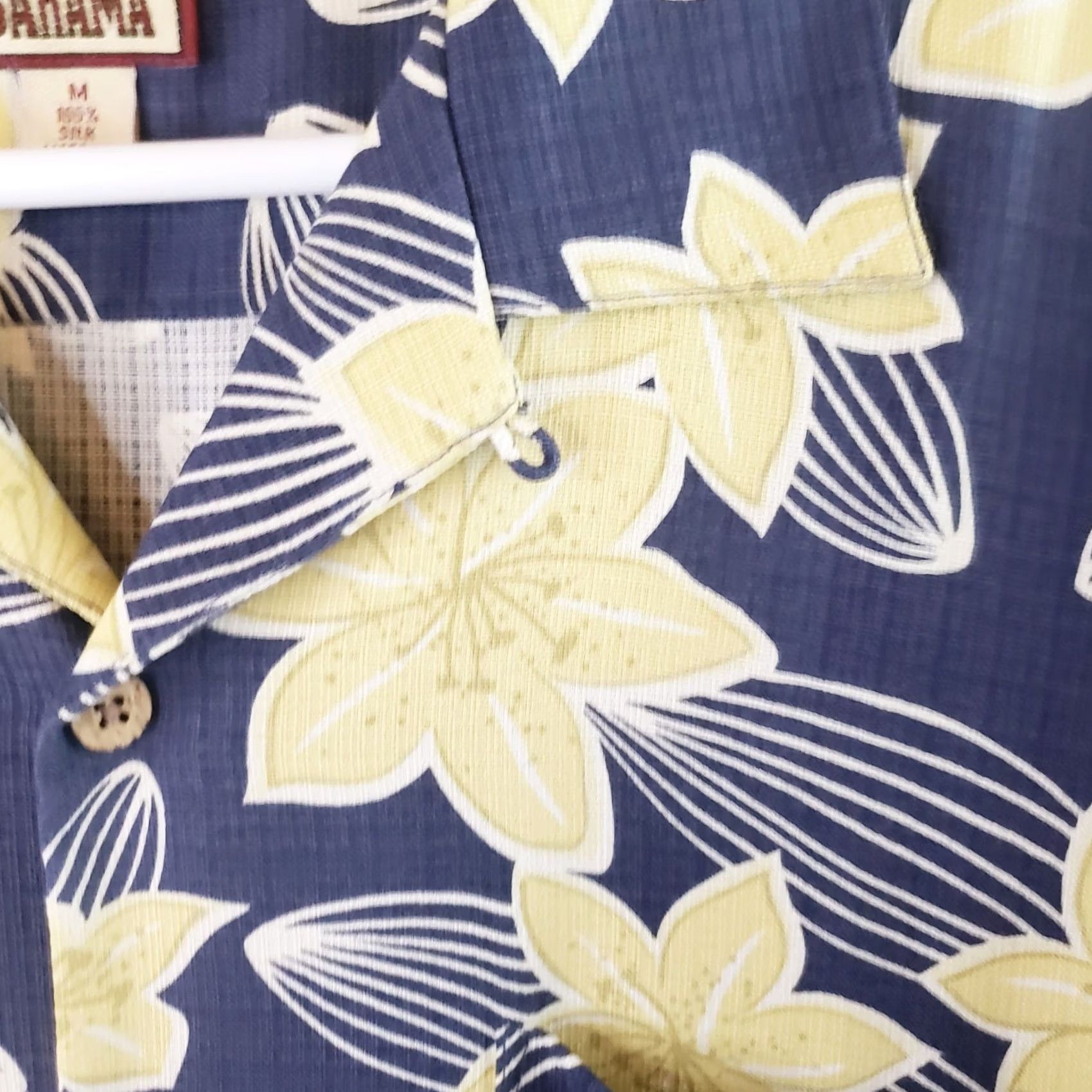 Tommy Bahama VINTAGE Tommy Bahama Shirt Men L Navy Blue Yellow Floral Silk Relaxed Button Up S. S. Size US L / EU 52-54 / 3 - 6 Thumbnail