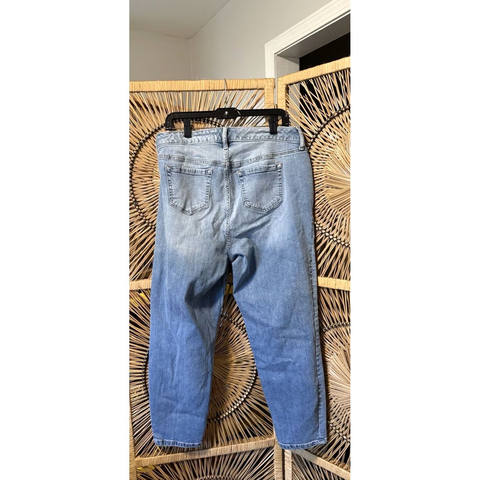Torrid Torrid Girlfriend Crop Jeans 16 Light Wash EUC Womens Jeans Crop Blue 90s? Size 38" / US 16 / IT 52 - 4 Thumbnail