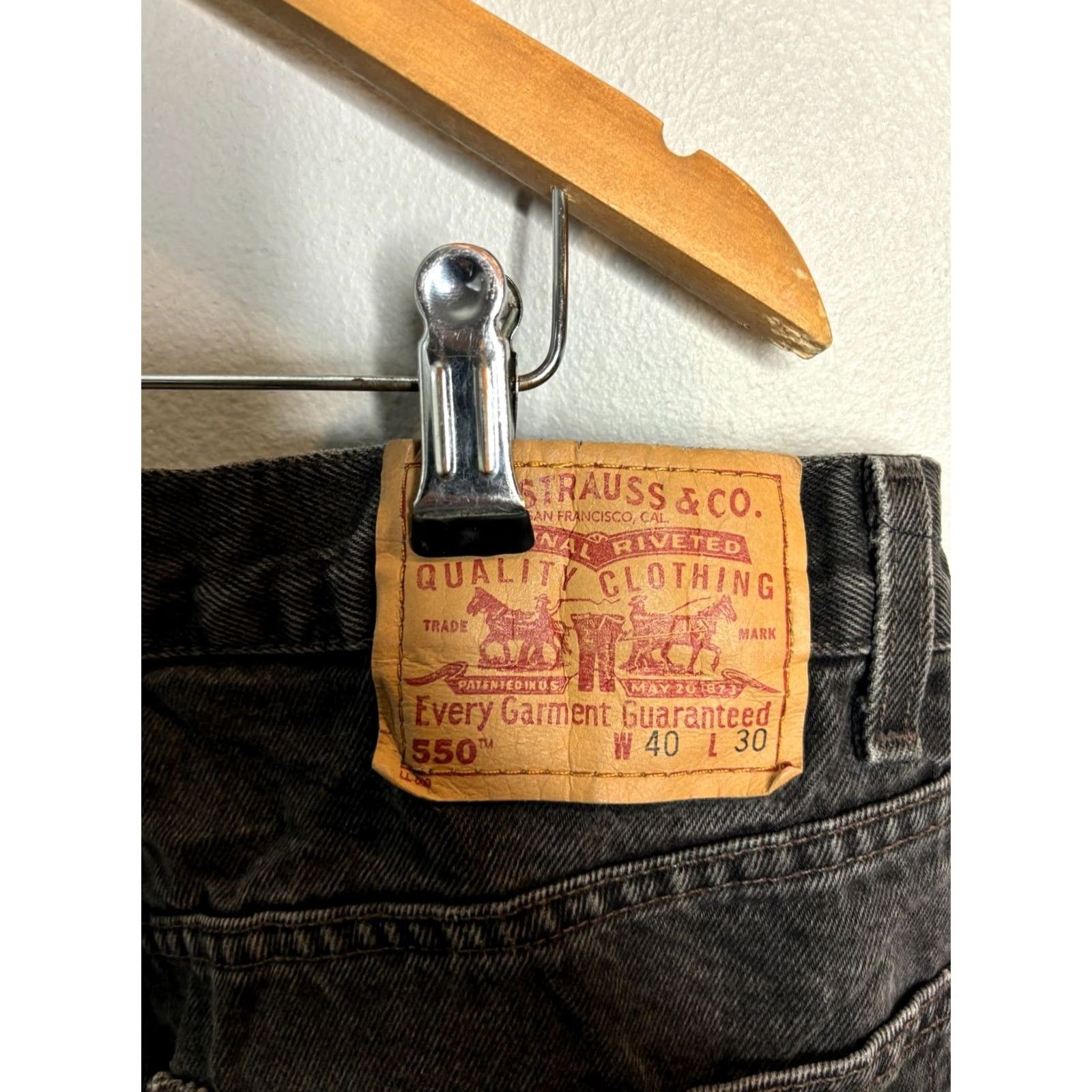 Levi's VINTAGE Levis 550 Jeans Mens Size 36 Black 1999 Denim Relaxed Red Tab 3401 Mens Jeans Black 90s USA Cowboy Leather? Size US 36 / EU 52 - 3 Thumbnail