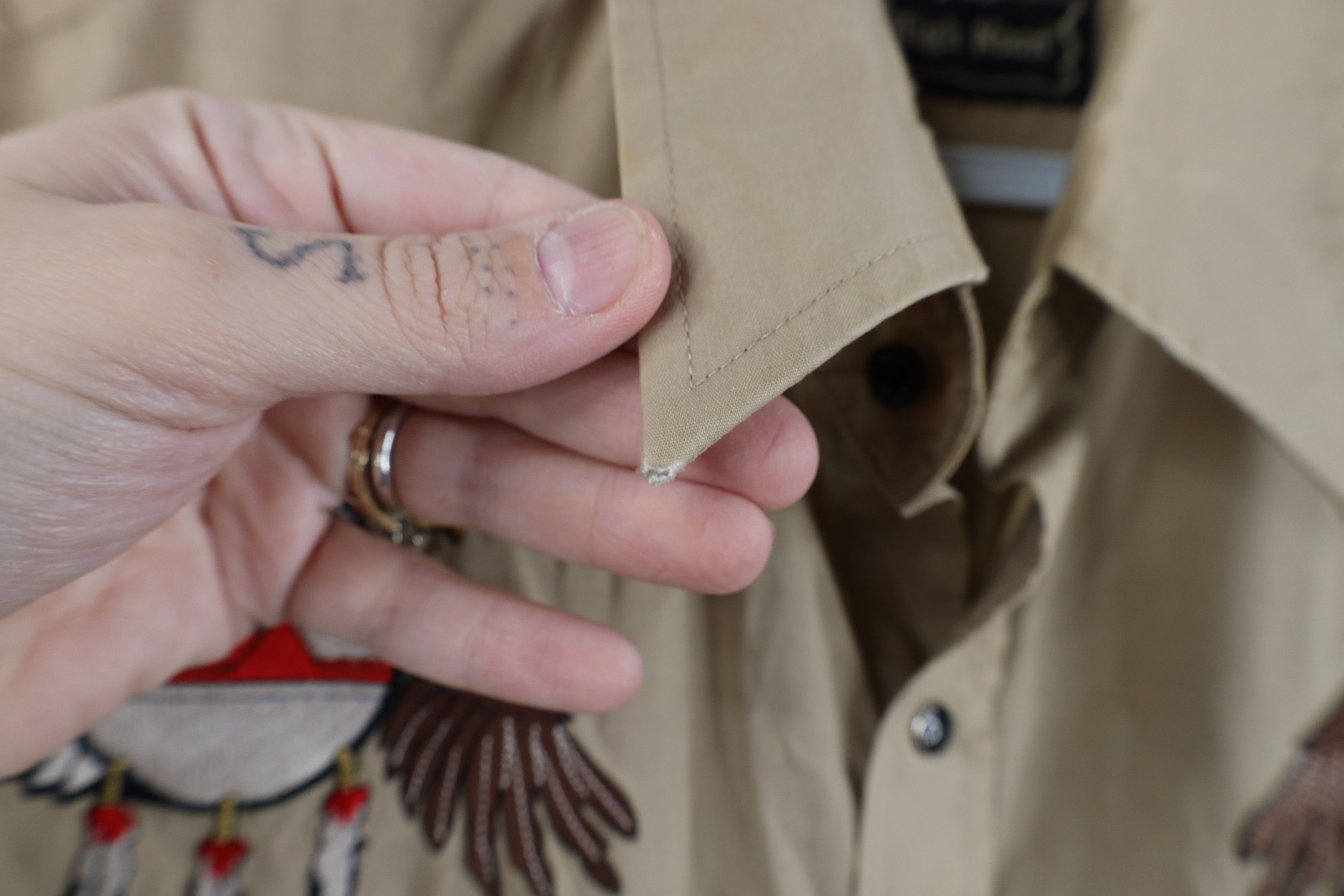 Vintage Vintage 70s Rockabilly Eagle Feather Snap Button Shirt Beige Size US L / EU 52-54 / 3 - 6 Thumbnail