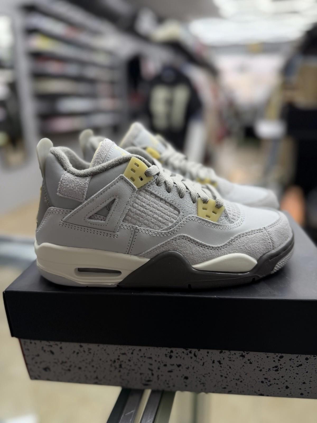 Jordan Brand Air Jordan 4 Retro SE Craft Photon Dust (GS) 5Y/6.5W Size US 5 / EU 37 - 1 Thumbnail