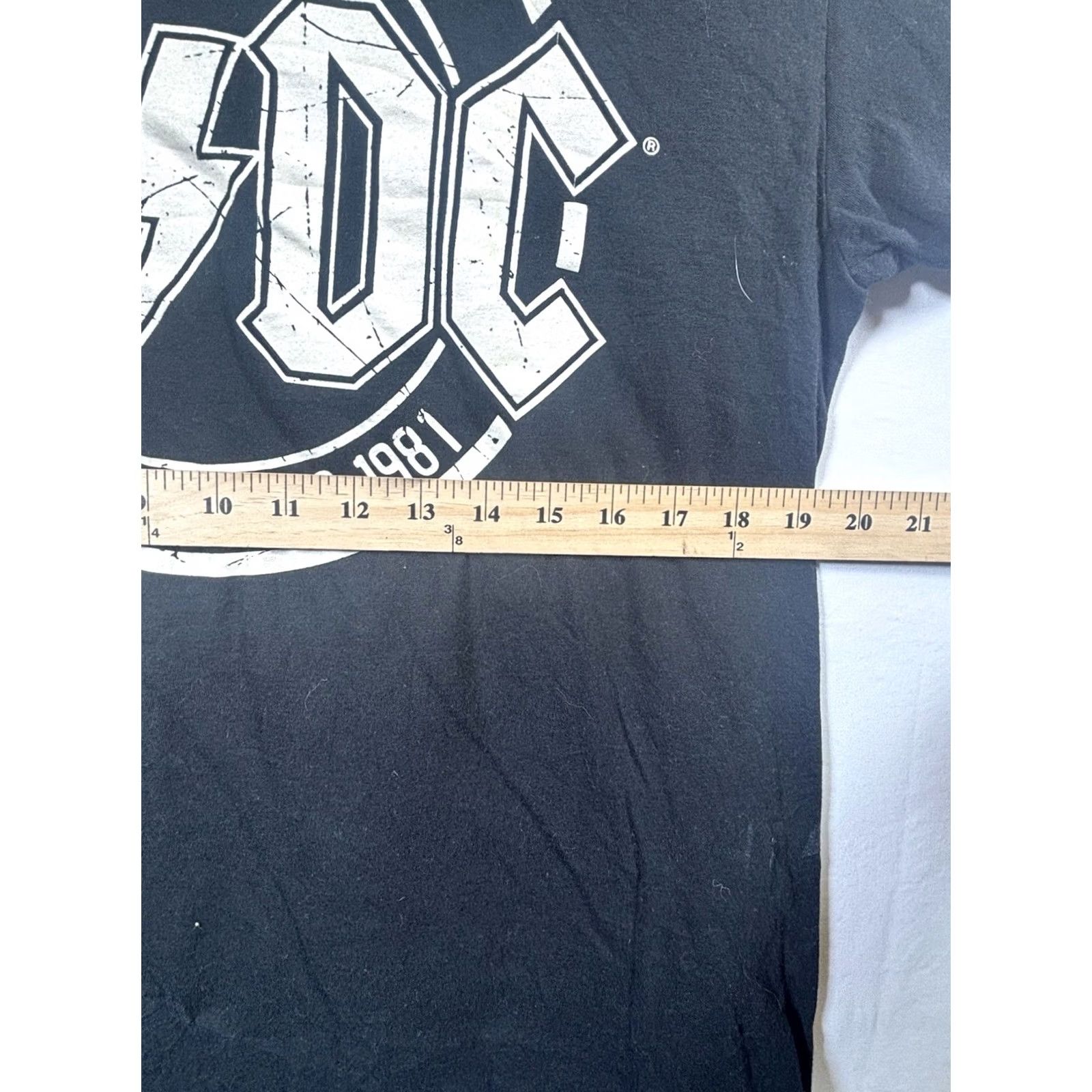 Vintage AC/DC T-Shirt Mens Large Black Back In Black World Tour 1980-1981 Graphic Tee Size US L / EU 52-54 / 3 - 3 Thumbnail