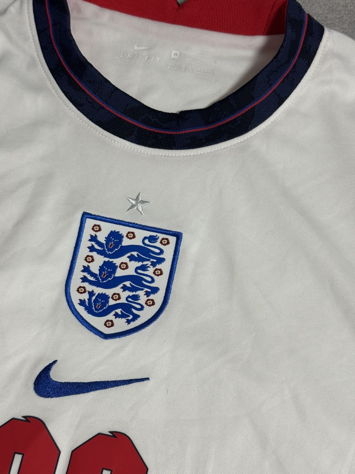 Nike Nike England Wan Bissaka 29 size M soccer jersey t-shirt Size US M / EU 48-50 / 2 - 11 Thumbnail