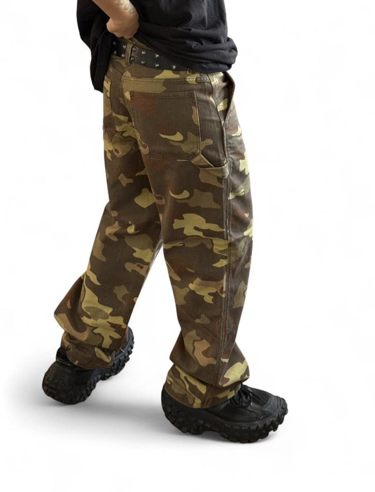 TNA Y2K camo cargo baggy jeans Aritzia TNA size 8 Size 30" / US 8 / IT 44 - 1 Thumbnail