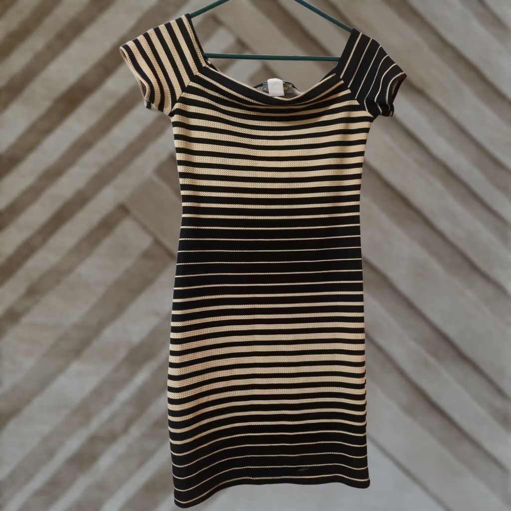 Vintage Star Brat Dress Off Shoulder Body Con Striped Midi Size M Black Tan Womens Short Sleeves Stretch Casual Summer Stars Pattern Size M / US 6-8 / IT 42-44 - 1 Thumbnail