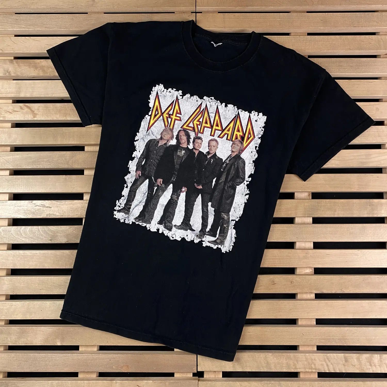 Band Tees Mens Rock T-Shirt Def Leppard Vintage 2011 Big Print Size XL Size US XL / EU 56 / 4 - 1 Thumbnail