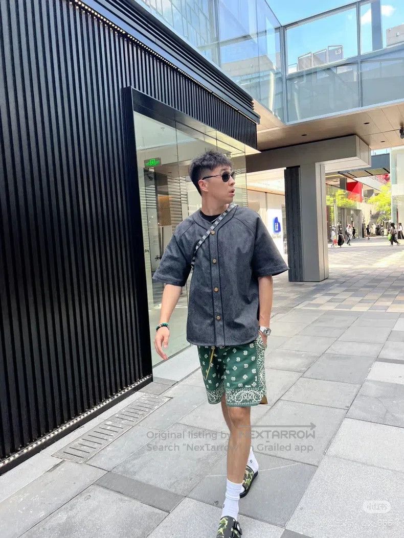 Louis Vuitton Louis Vuitton Black and gray printed baseball short sleeve Size US XS / EU 42 / 0 - 7 Thumbnail