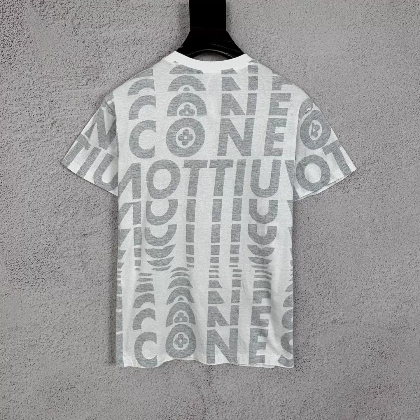 Louis Vuitton LV white base gray big logo all over S new tee Size S / US 4 / IT 40 - 2 Thumbnail