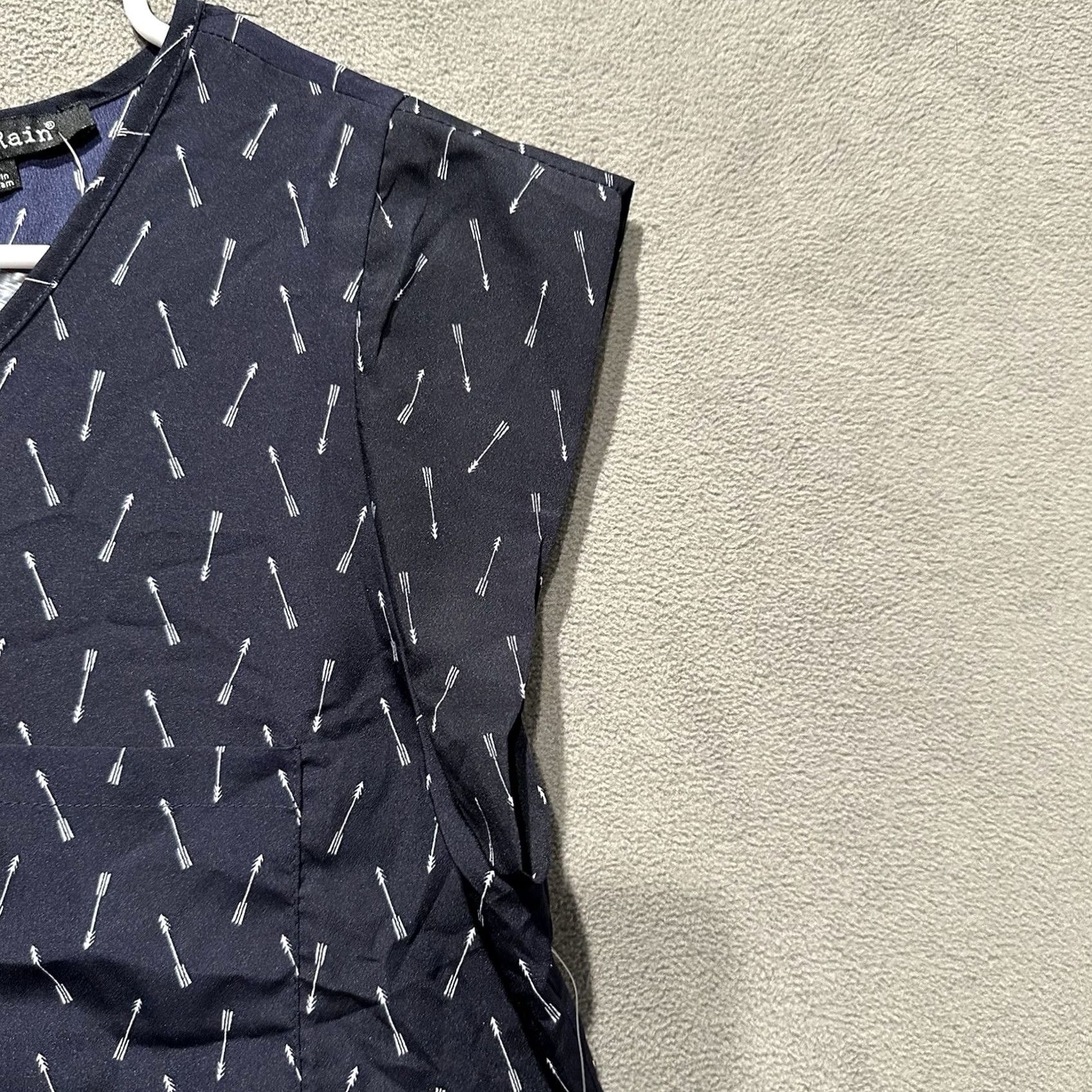 Arrow NWT Sweet Rain Blouse Top Womens M Navy Blue Arrow Print Cap Sleeve Keyhole Back Shirt Adult Medium Blue Geometric Pattern 90s Theme Womens Size L / US 10 / IT 46 - 7 Thumbnail