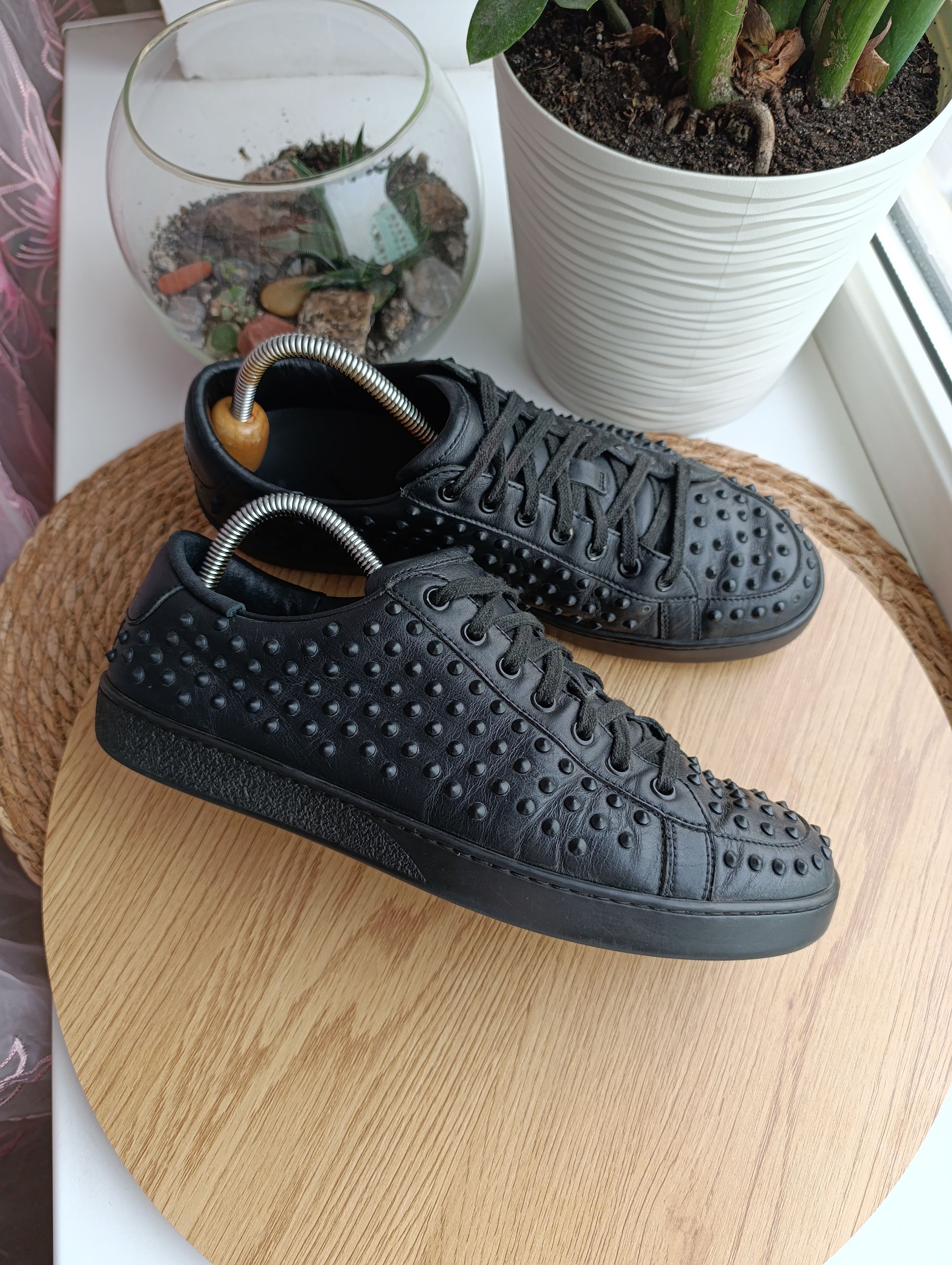 Designer Gucci Black Leather Studded Spikes Sneakers Trainers Shoes Size US 8 / EU 41 - 2 Thumbnail
