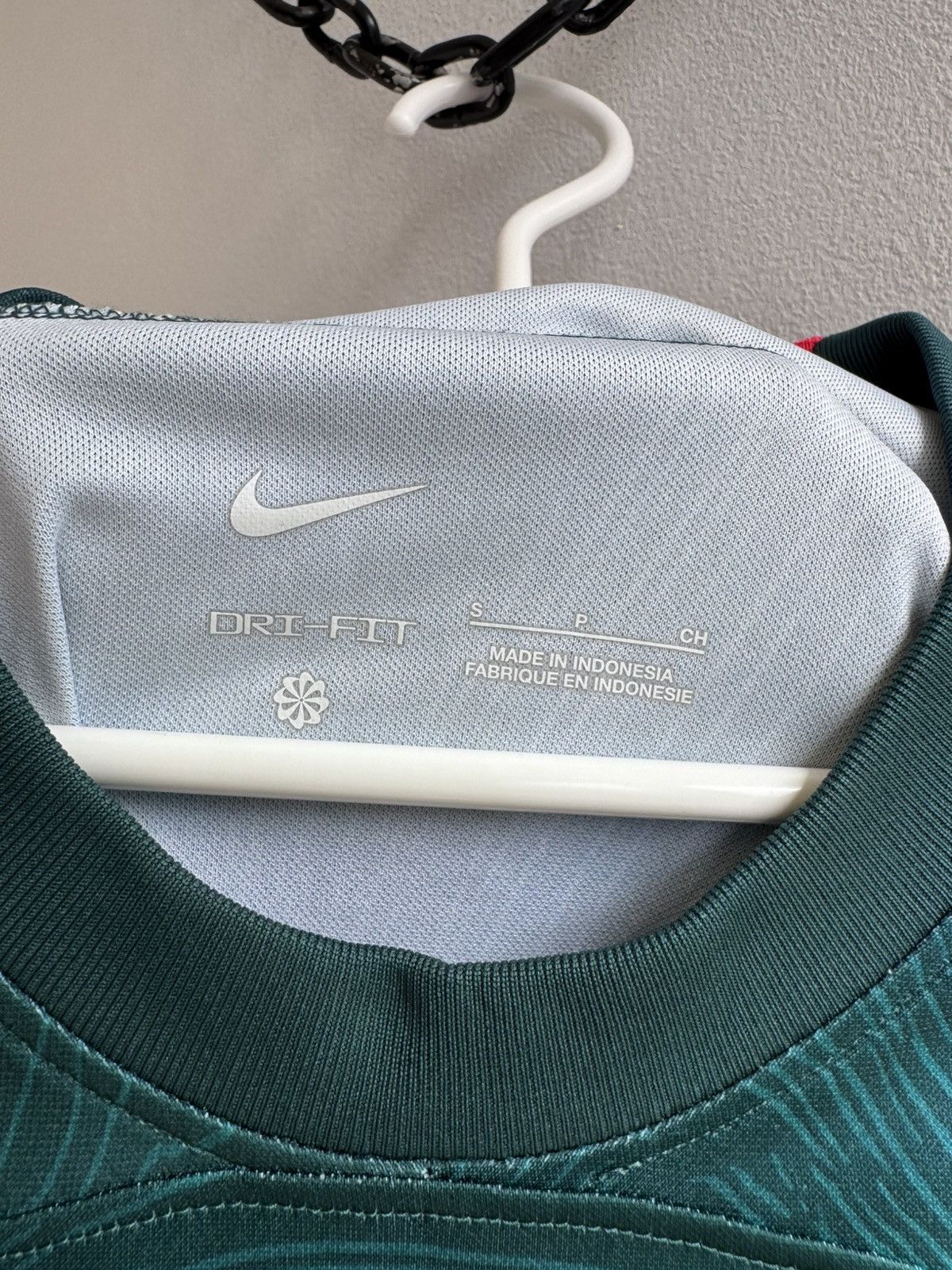 Nike LIVERPOOL 2022 2023 THIRD FOOTBALL SOCCER SHIRT JERSEY NIKE Size US S / EU 44-46 / 1 - 7 Thumbnail