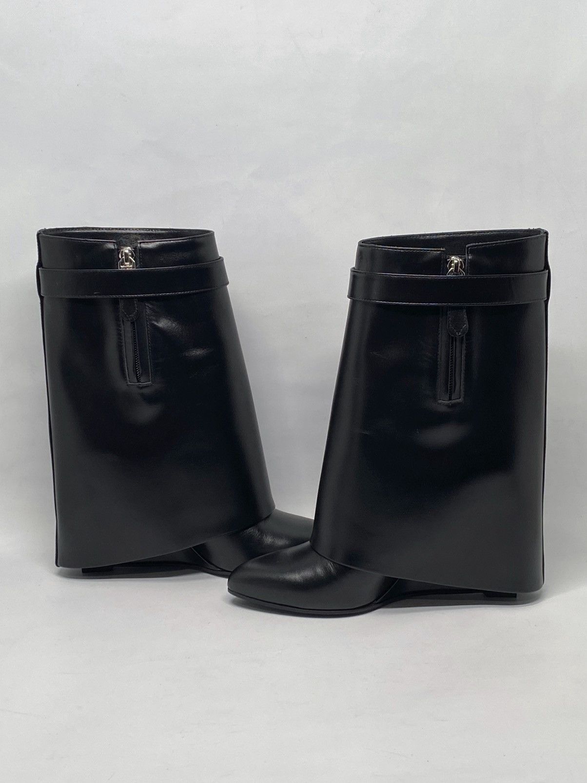 Givenchy Givenchy Shark Lock Ankle Boot size 37.5 Size US 7.5 / IT 37.5 - 11 Thumbnail
