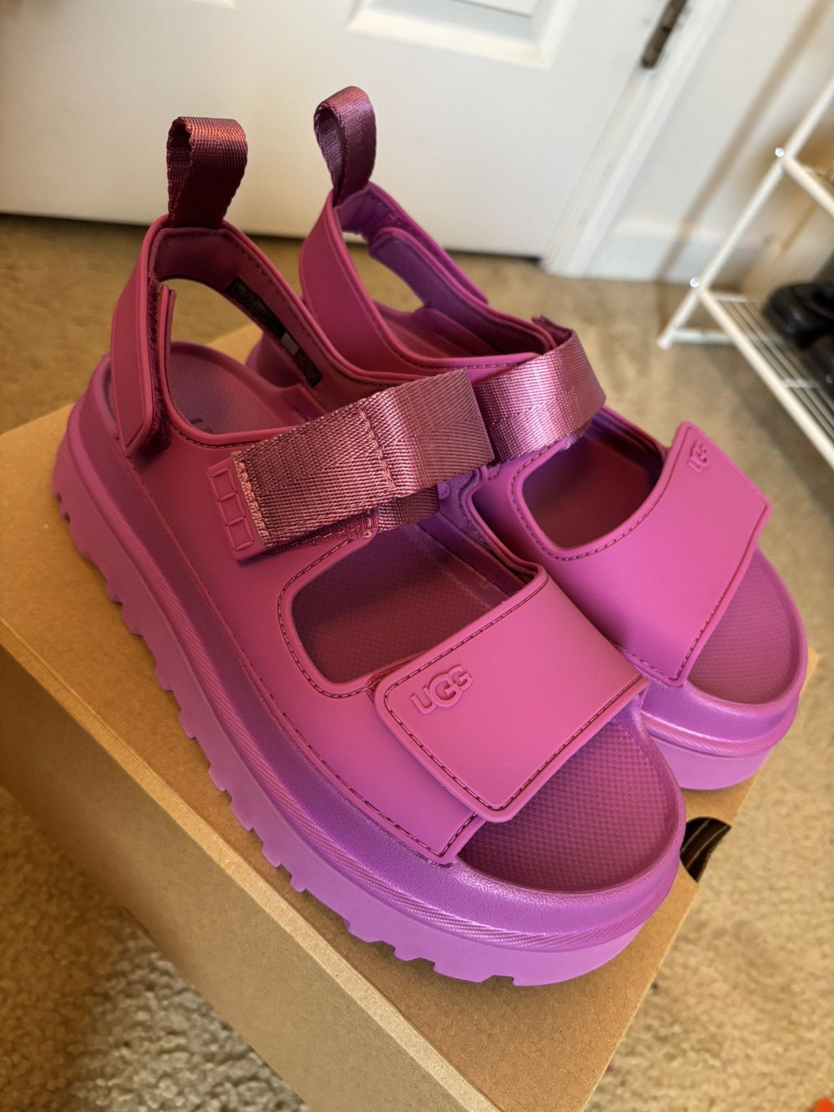 Ugg Ugg Goldenglow Sandals Size US 7 / IT 37 - 1 Thumbnail