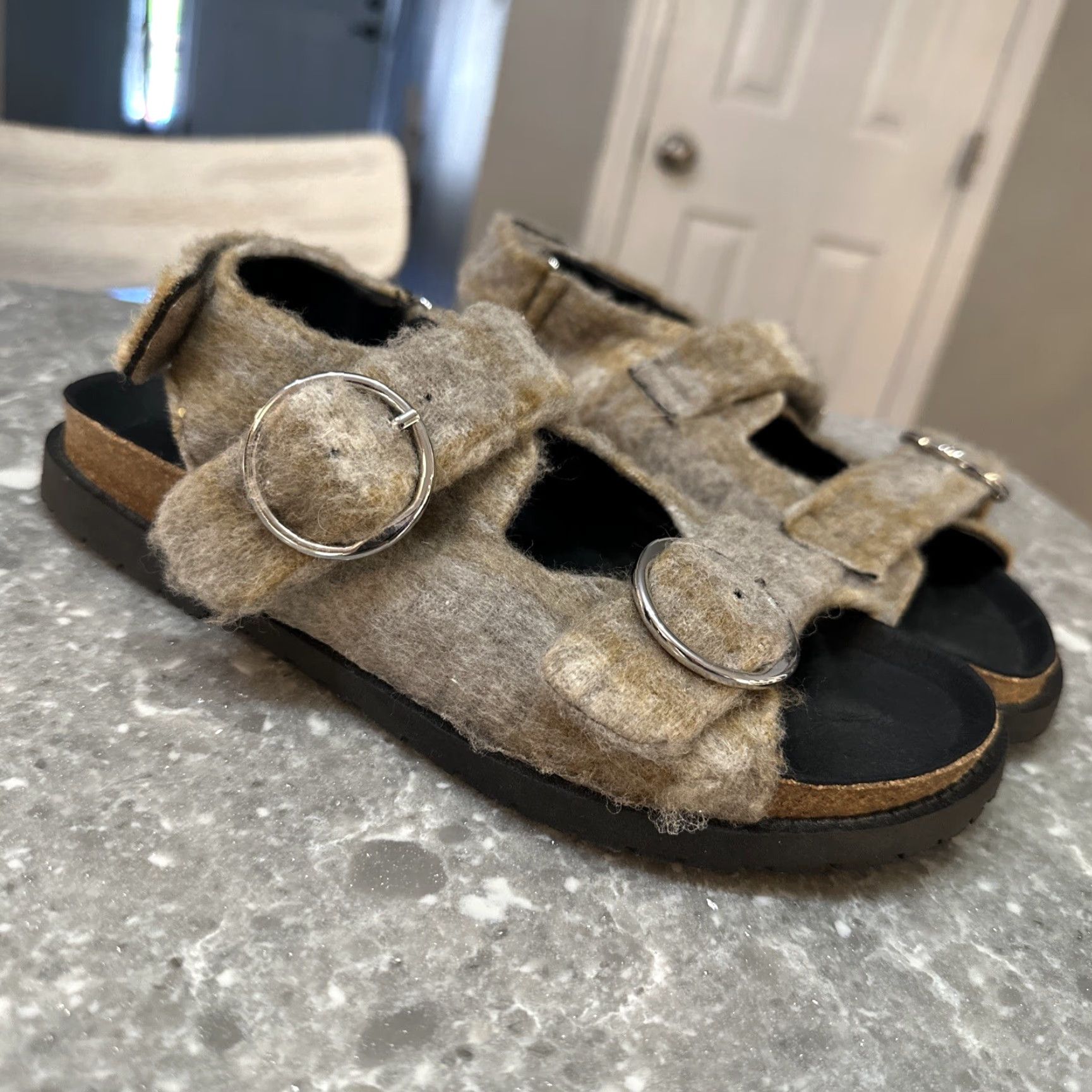 Zara ZARA BUCKLED FLAT SANDALS WITH FUR-LINED STRAPS Women Flat EU 39 US 8 Beige Vintage No 8-8.5 Casual Size US 8 / IT 38 - 2 Thumbnail
