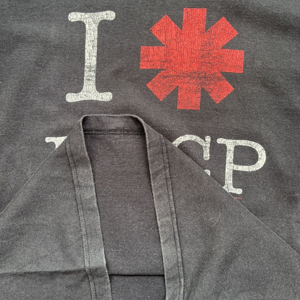 Band Tees VINTAGE 2007 RED HOT CHILI PEPPERS ICONIC LOGO TSHIRT Size US S / EU 44-46 / 1 - 18 Thumbnail