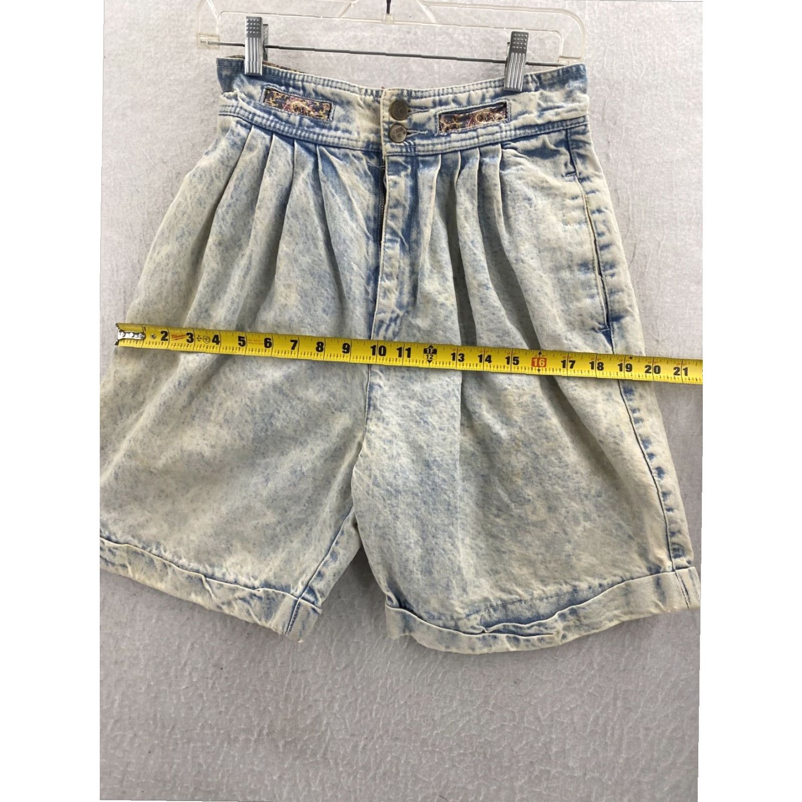 Vintage Womens High Rise Shorts Acid Wash Pleated Cuffed Vintage 90s Style Size 32" / US 10 / IT 46 - 3 Thumbnail