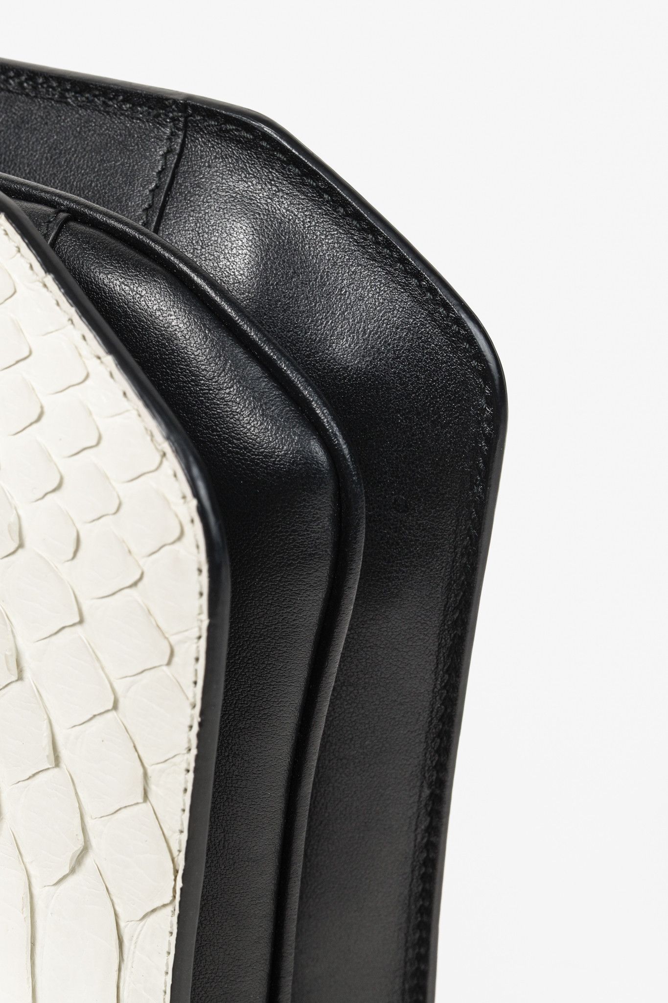 Salvatore Ferragamo Salvatore Ferragamo Python, Black White Saddle Bag Size ONE SIZE - 6 Thumbnail