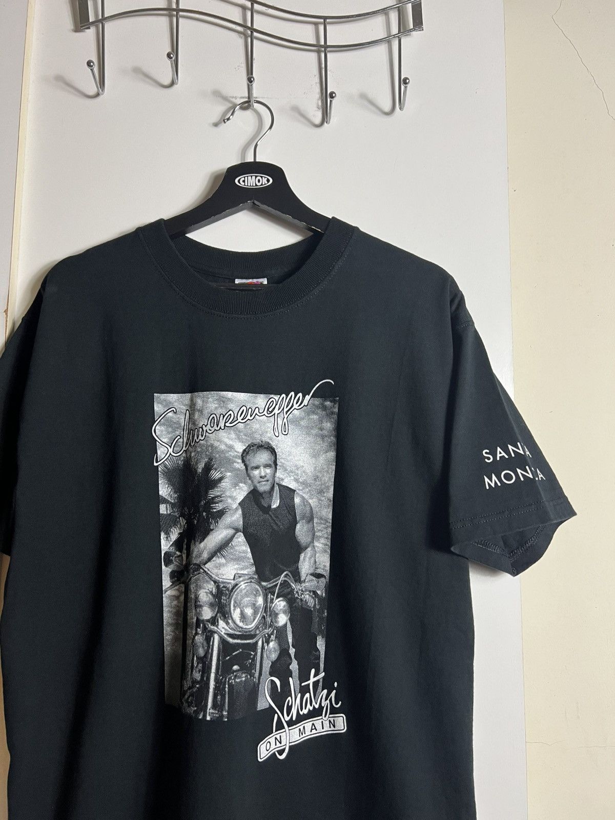 Vintage Vintage 2000s Arnold Schwarzenegger Santa Monica T-shirt Size US XL / EU 56 / 4 - 2 Thumbnail