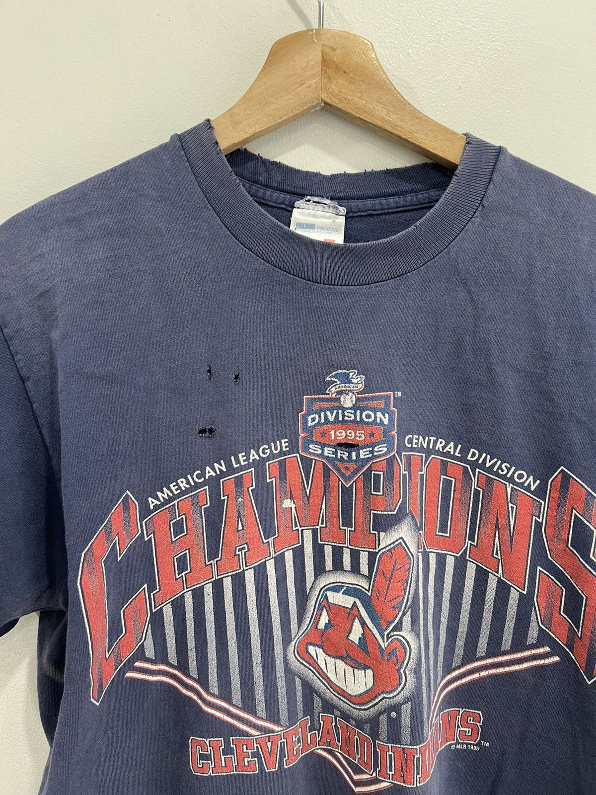 Vintage Vintage 90s Cleveland Indians Thrashed sun faded tee shirt Size US L / EU 52-54 / 3 - 2 Thumbnail