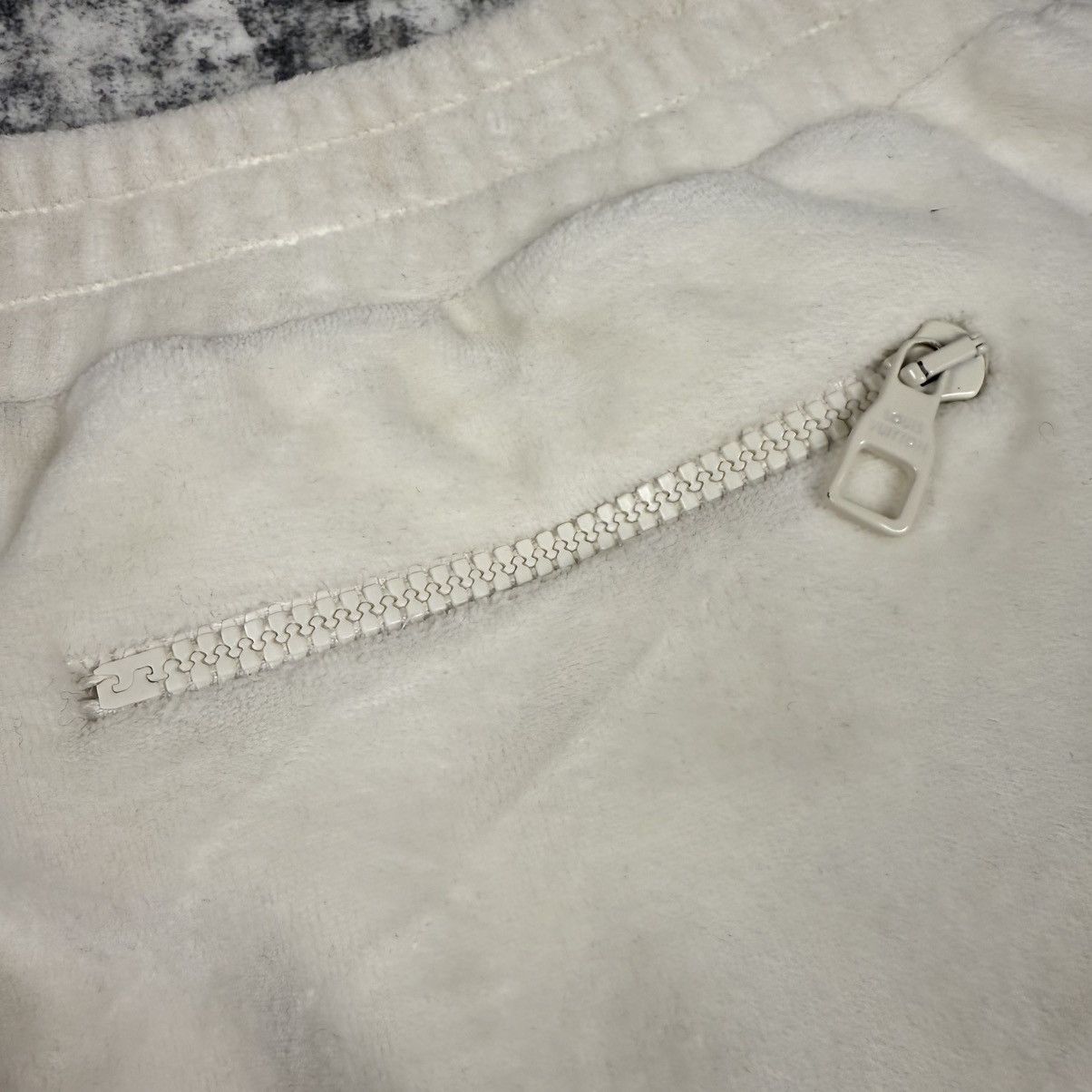 Louis Vuitton Louis Vuitton Monogram Flocked Logo ‘White’ Sweatpants Size US 32 / EU 48 - 8 Thumbnail