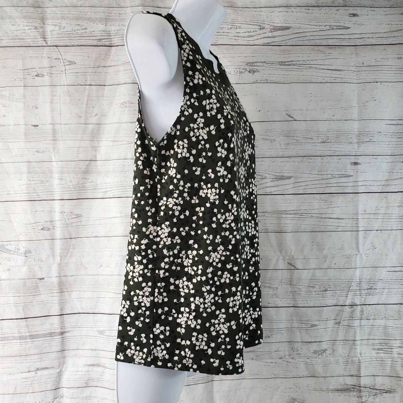 Banana Republic Banana Republic Womens Top XS Green White Floral Sleeveless Blouse Shirt Womens XS Green Floral Sleeveless Ban Republic Size XS / US 0-2 / IT 36-38 - 3 Thumbnail