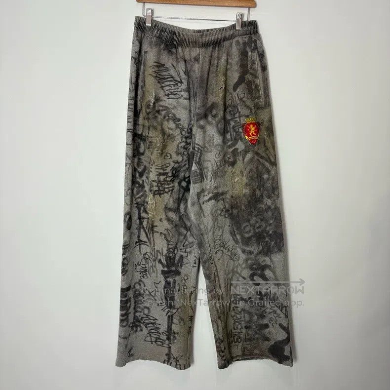 Balenciaga Balenciaga size M Grey Manchester Logo Graffiti Baggy Swea Size US 27 - 1 Thumbnail