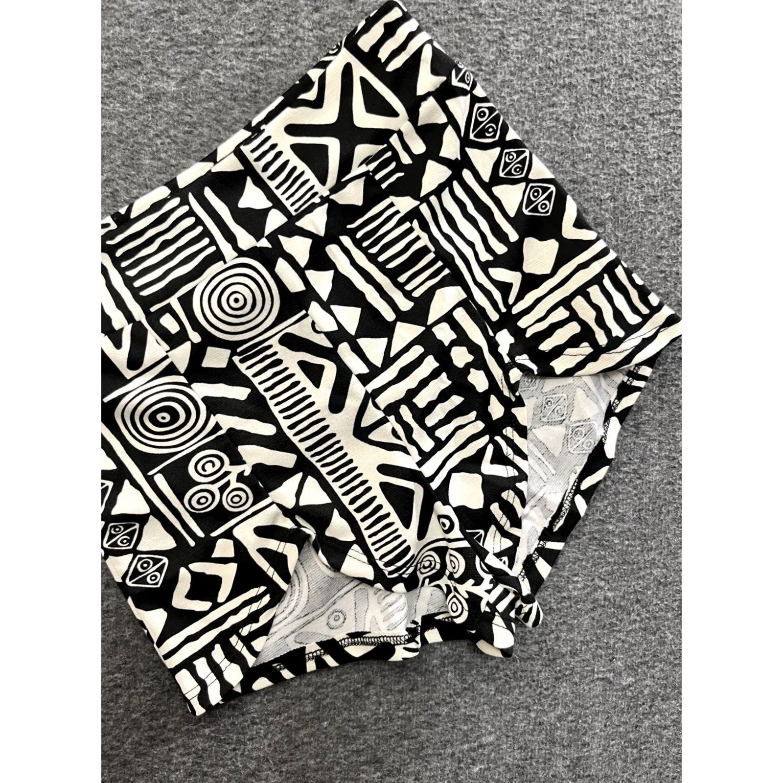 Vintage Codigo Women's Black White Aztec Print Mini Chino Shorts M Adult Regular Slim? Size 32" / US 10 / IT 46 - 3 Thumbnail