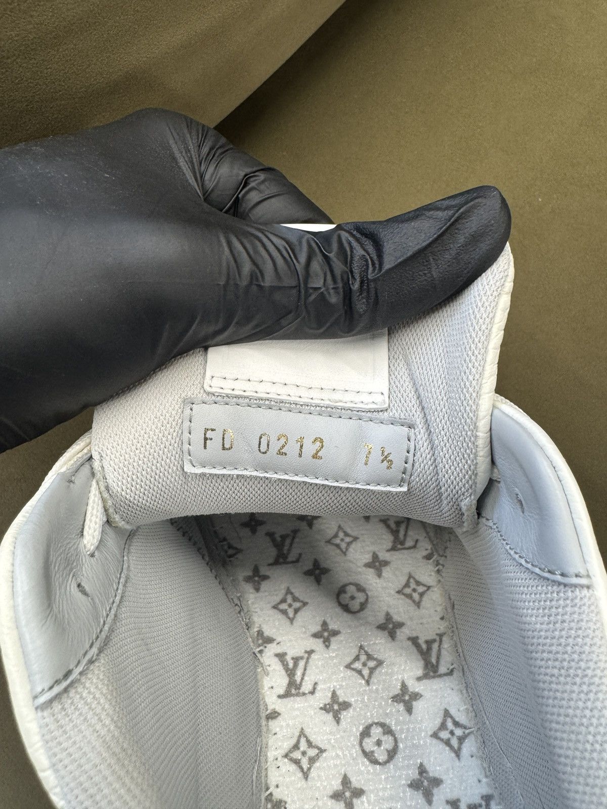Louis Vuitton Louis Vuitton 1A8WAX Monogram Trainers White Grey RRP £950 Size US 8.5 / EU 41-42 - 8 Thumbnail