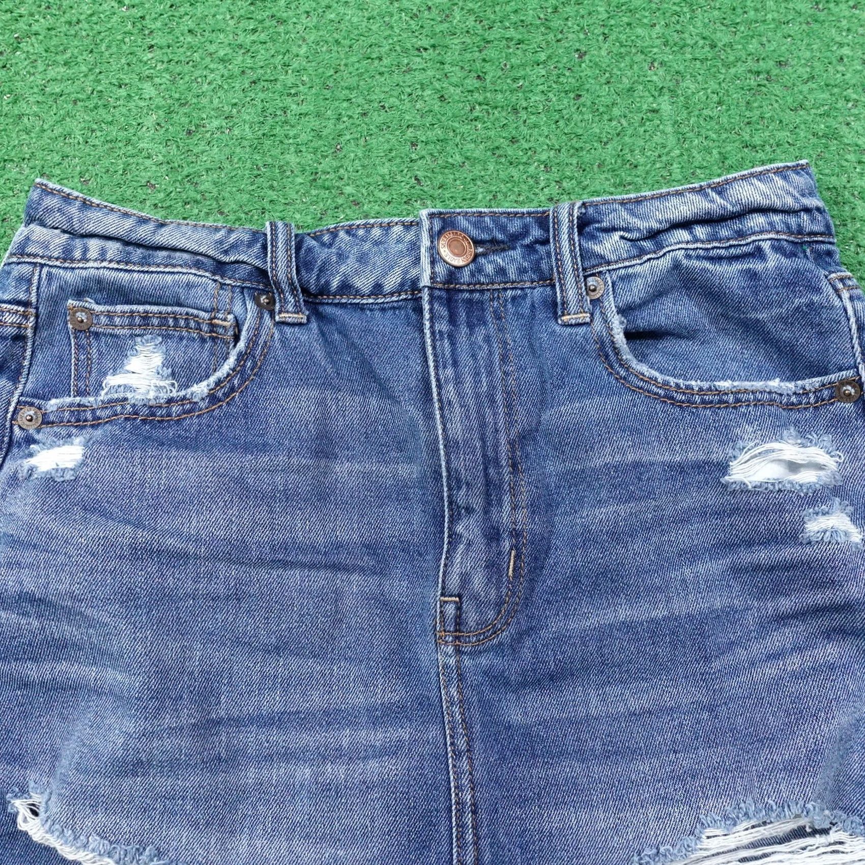 American Eagle Outfitters AMERICAN EAGLE HIGHEST RISE MINI SKIRT DENIM JEAN DISTRESSED WOMENS SIZE 6 Size 28" / US 6 / IT 42 - 2 Thumbnail